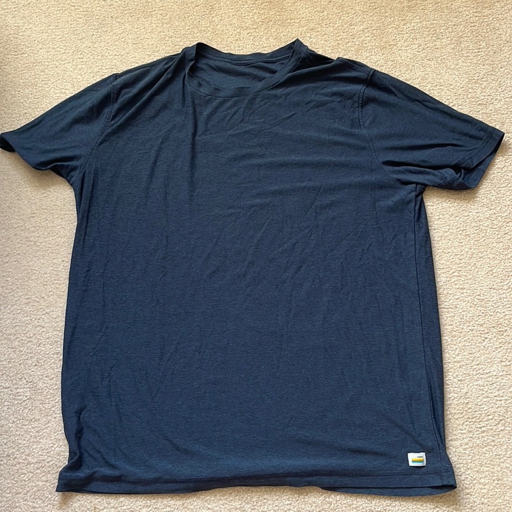 Vuori men’s athletic top